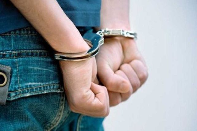 Amenazó a su mujer, quiso agredir a dos policías y quedó preso
