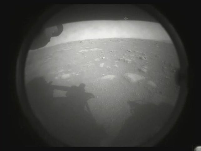 La primera imagen transmitida por el rover Perseverance desde Marte.