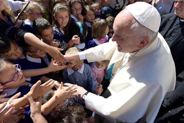 El Papa Francisco llegó de sorpresa a Amatrice y hubo un sismo