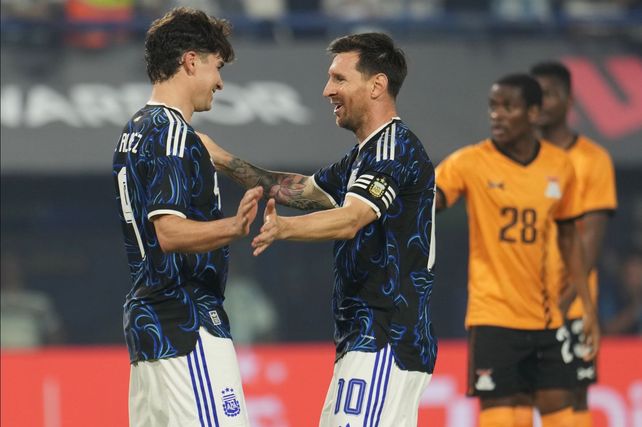 Messi se saluda con Julián Álvarez en el festejo del primer gol argentino. Leo asistió y La Araña definió.