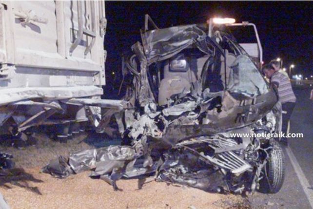 Sentí un impacto y cuando paré tenía un auto incrustado abajo, dijo el camionero