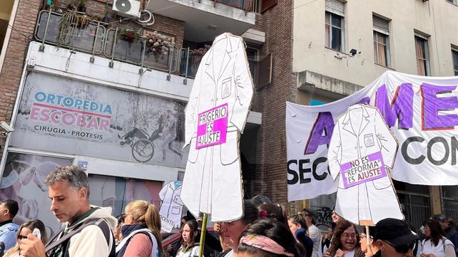 La Intersindical en Defensa del Sistema previsional concentró en plaza de Mayo y marchó hacia Casa de Gobierno en defensa d ela Caja de Jubilaciones