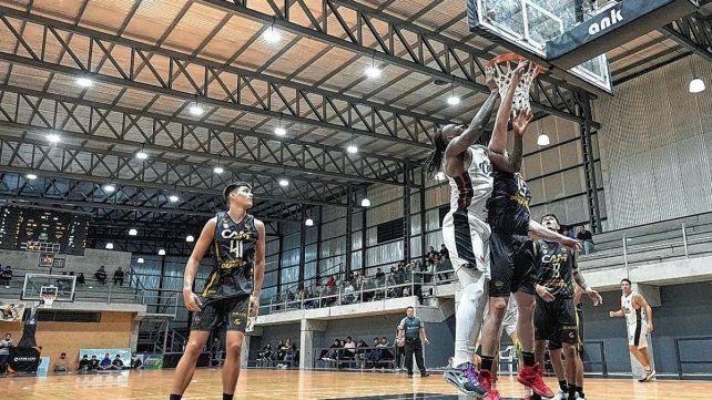 Colón no pudo barrer la serie contra Montmartre y este jueves se disputará el cuarto juego en Catamarca. Colón no pudo barrer la serie contra Montmartre y este jueves se disputará el cuarto juego en Catamarca.