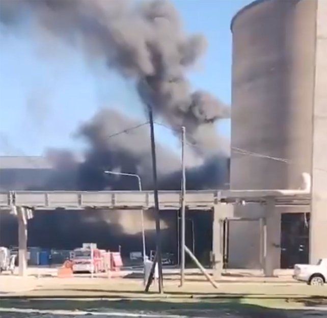 Incendio en Timbúes: los bomberos siguen intentando extinguir el fuego y ya van 15 horas de trabajo