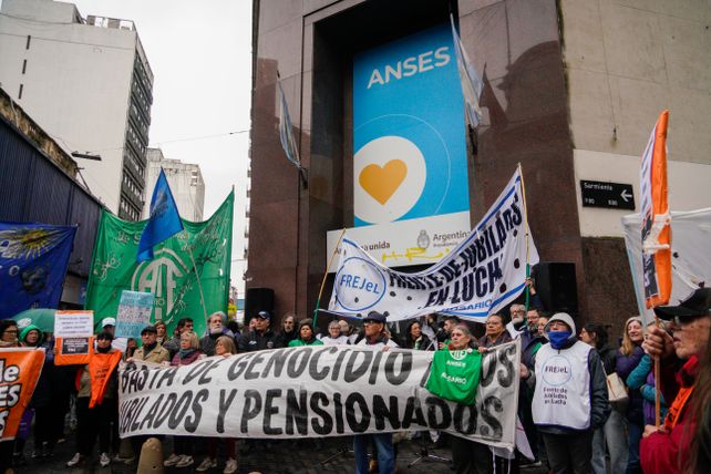 Los sindicatos marcharo desde Pami hasta la Ansés