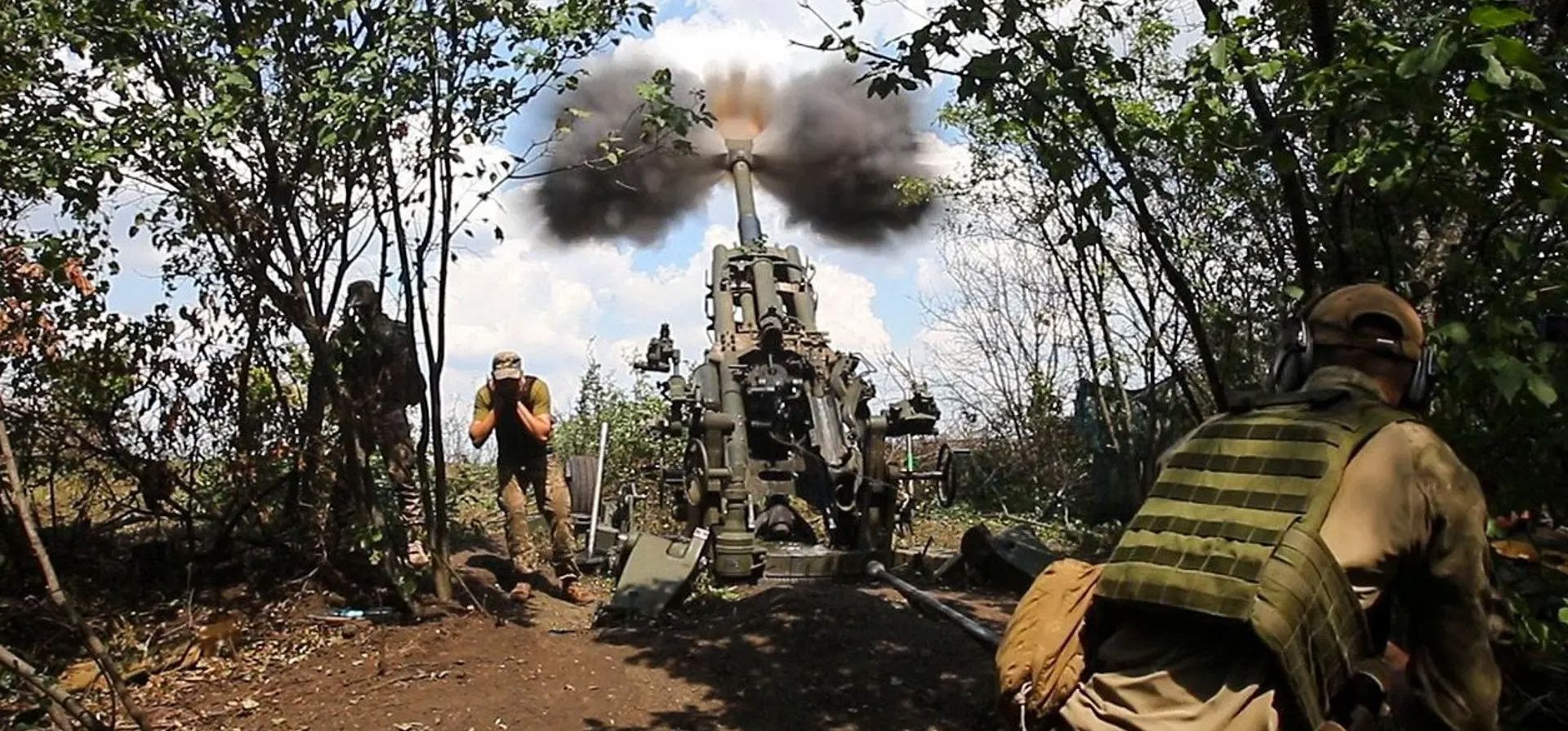 Militares ucranianos disparan un obús M777, Járkov, Ucrania. Fotografía: /NurPhoto/Rex /Shutterstock