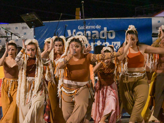 Uno de los momentos altos de la noche fue la presentaci&oacute;n del espect&aacute;culo de danza del Cuerpo Folcl&oacute;rico Municipal y la Escuela Municipal de Teatro Musical