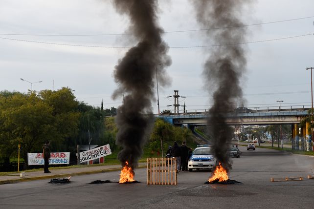 Sitiada. Los choferes hicieron piquetes en todos los accesos y Villa Gobernador Gálvez estuvo aislada.