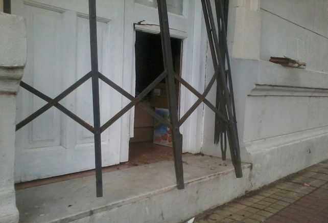 Violentada. La puerta y la reja de la entidad fueron el blanco de los delincuentes.