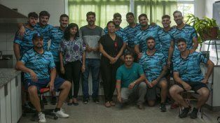 La Selección Argentina de sóftbol junto a los directivos de la escuela.