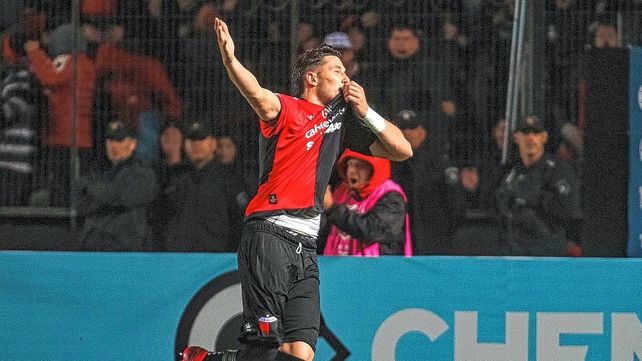 Facundo Garcés celebró con sus seguidores el primer gol con la camiseta de Colón ante su gente.