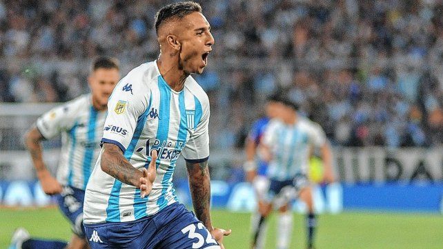 Agustín Almendra festeja el primer gol de Racing.
