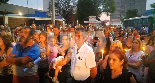 Fomento 9 de Julio: Un centenar de vecinos marchó con velas para pedir seguridad
