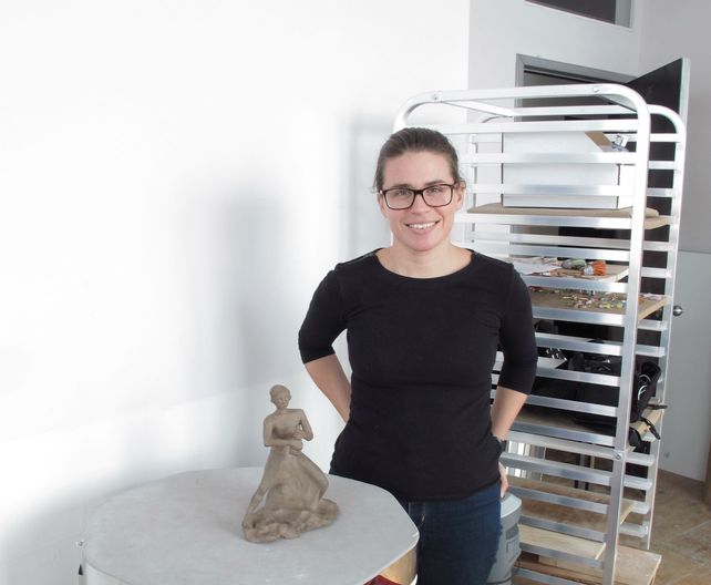 Taller. Inés Marcó y una pieza suya dedicada a la escultura de Fontana.