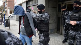 Uno de los detenidos es conducido al camión de traslado. Este jueves será imputado por la fiscal Alejandra Raigal, de la Unidad de Delitos Sexuales.