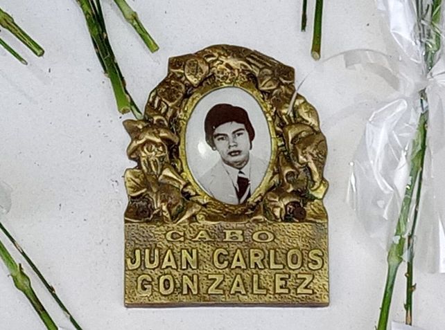 La placa que recuerda al papá de Silvina. Juan Carlos González tenía 21 años cuando murió en el atentado.