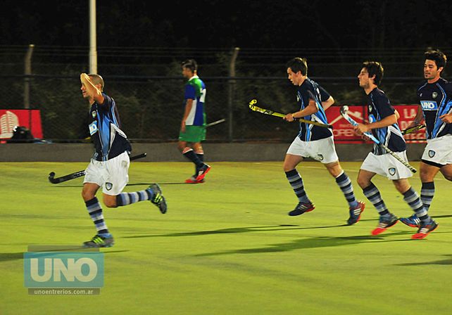 Ayer Rowing festejó por la tarde venciendo a  Chaco Hockey de Resistencia 3 a 0. Hoy vuelve a jugar. (Foto: UNO/Juan Manuel Hernández)