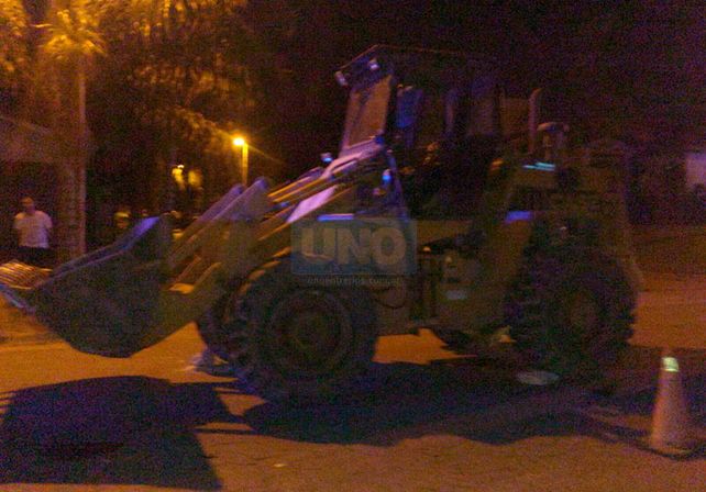Una pala mecánica municipal enganchó a una moto