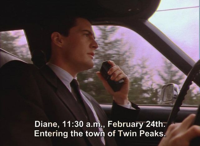 El momento en que el agente del FBI Dale Cooper revela cuándo llega a Twin Peaks.