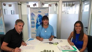 Jatón firmó un convenio para seguir con las obras en barrio Transporte y Villa Elsa