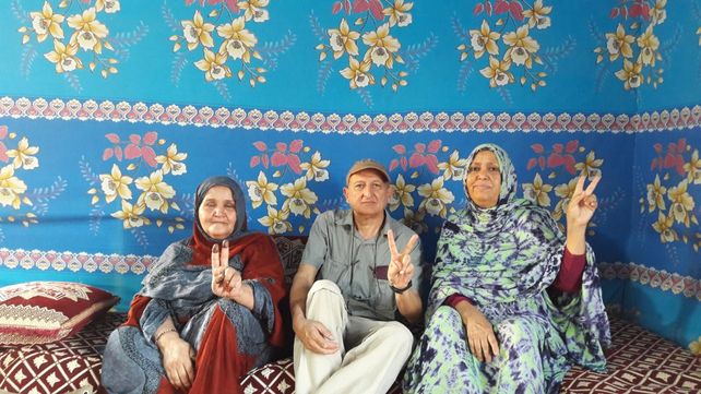 Néstor Suleiman junto a dos mujeres refugiadas en un campamento saharaui