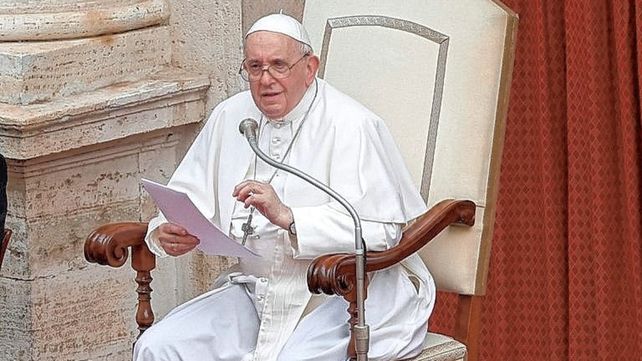 El Papa Francisco fue internado para una intervención quirúrgica