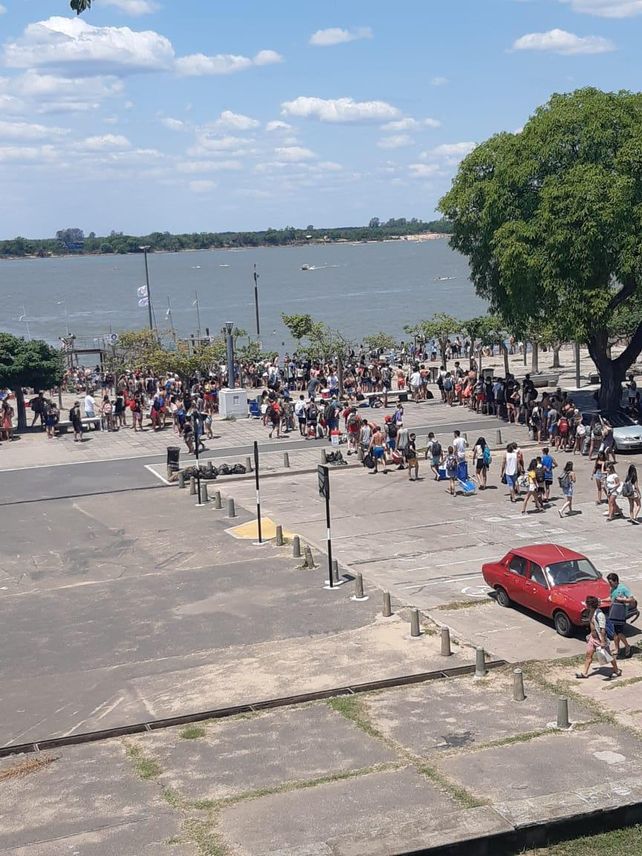 Colas para tomar las lanchas que cruzan el río.
