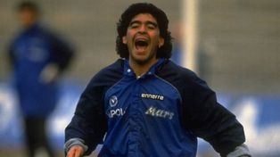 Eterno. Diego Armando Maradona y su entrada en calor en el Nápoli.
