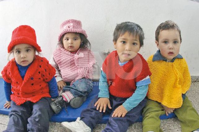 Abrigaditos. El programa Tejiendo Amor entregó en varias ocasiones ropa para los nenes de los Jardines de Villa Hipódromo. Agradecidos y  sobre todo