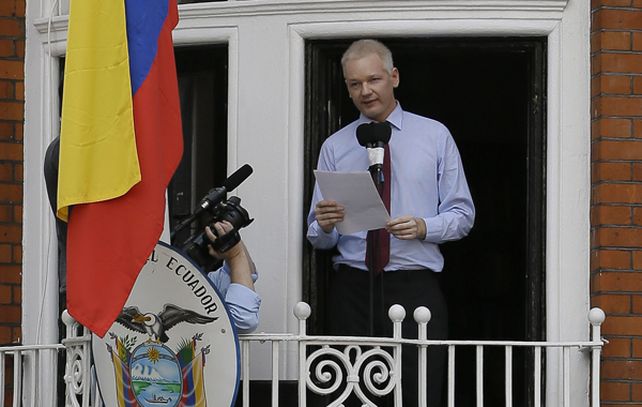 Assange habló desde los balcones de la embajada ecuatoriana en Londres. (Foto: Reuters)