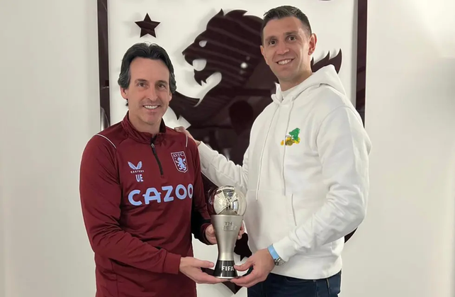 Dibu Martínez regresó a Aston Villa con The Best.
