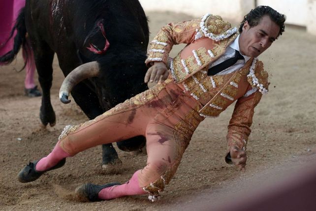 El diestro de 36 años resultó herido mientras le hacía un quite a uno de los toros de su compatriota Juan del lamo.&nbsp;