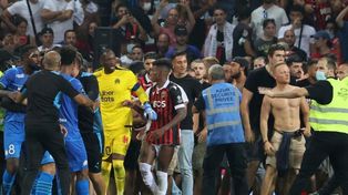 Tras la violencia, Marsella no volvió a la cancha y se suspendió el partido
