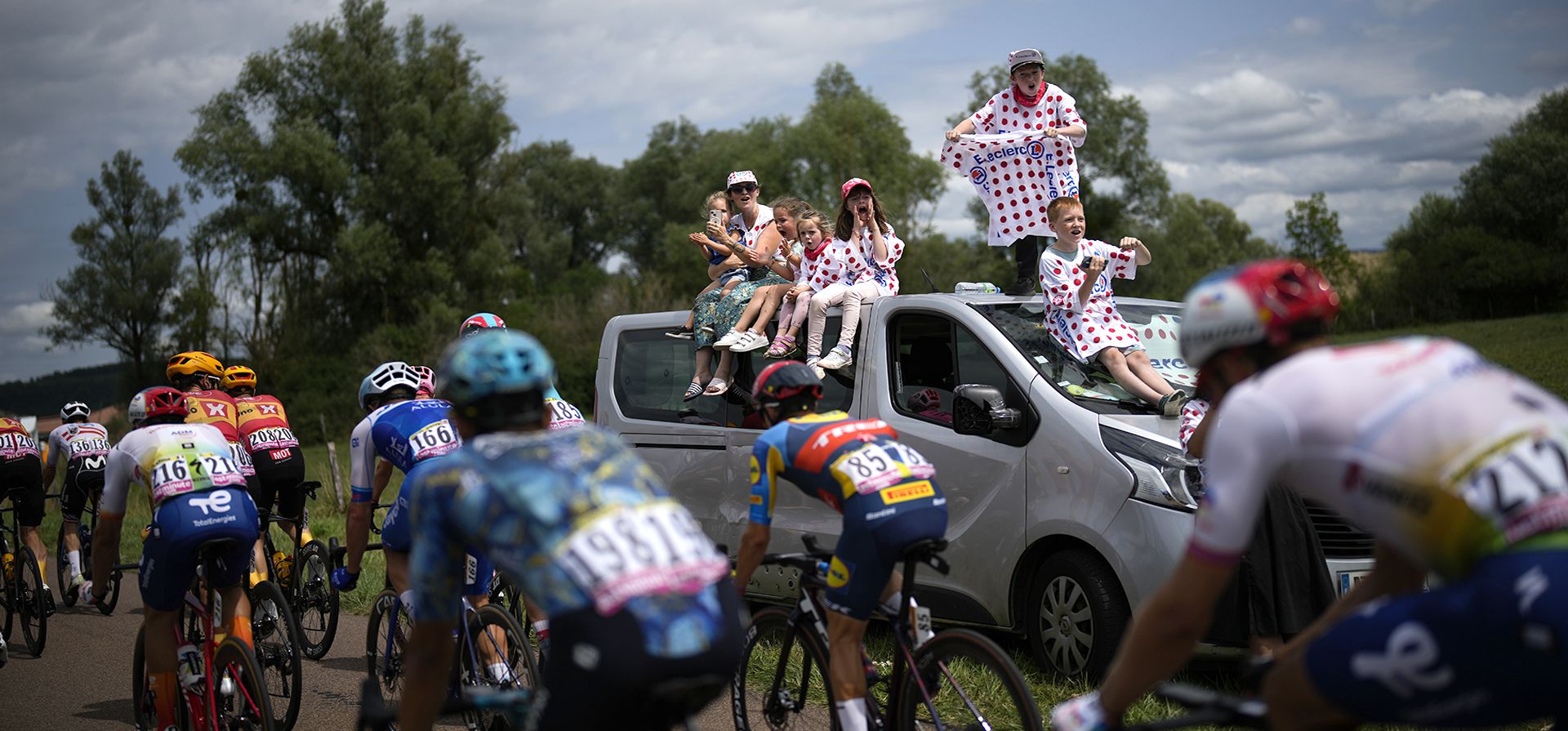 Los espectadores saludan al grupo de ciclistas que pasa durante la decimonovena etapa del Tour de Francia de más de 173 kilómetros con inicio en Moirans-en-Montagne y final en Poligny, Francia, el viernes 21 de julio de 2023. (Foto AP/Daniel Cole) Los espectadores saludan al grupo de ciclistas que pasa durante la decimonovena etapa del Tour de Francia de más de 173 kilómetros con inicio en Moirans-en-Montagne y final en Poligny, Francia, el viernes 21 de julio de 2023. (Foto AP/Daniel Cole)