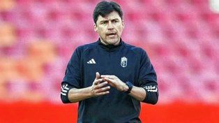 Después de una pésima campaña, Granada cesanteó al DT Alexander Medina.