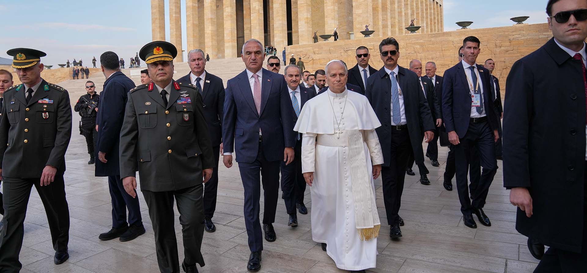 El papa León XIV llega al Mausoleo de Ataturk en Ankara, Turquía, el jueves 27 de noviembre de 2025. (Foto AP/Domenico Stinellis) El papa León XIV llega al Mausoleo de Ataturk en Ankara, Turquía, el jueves 27 de noviembre de 2025. (Foto AP/Domenico Stinellis)