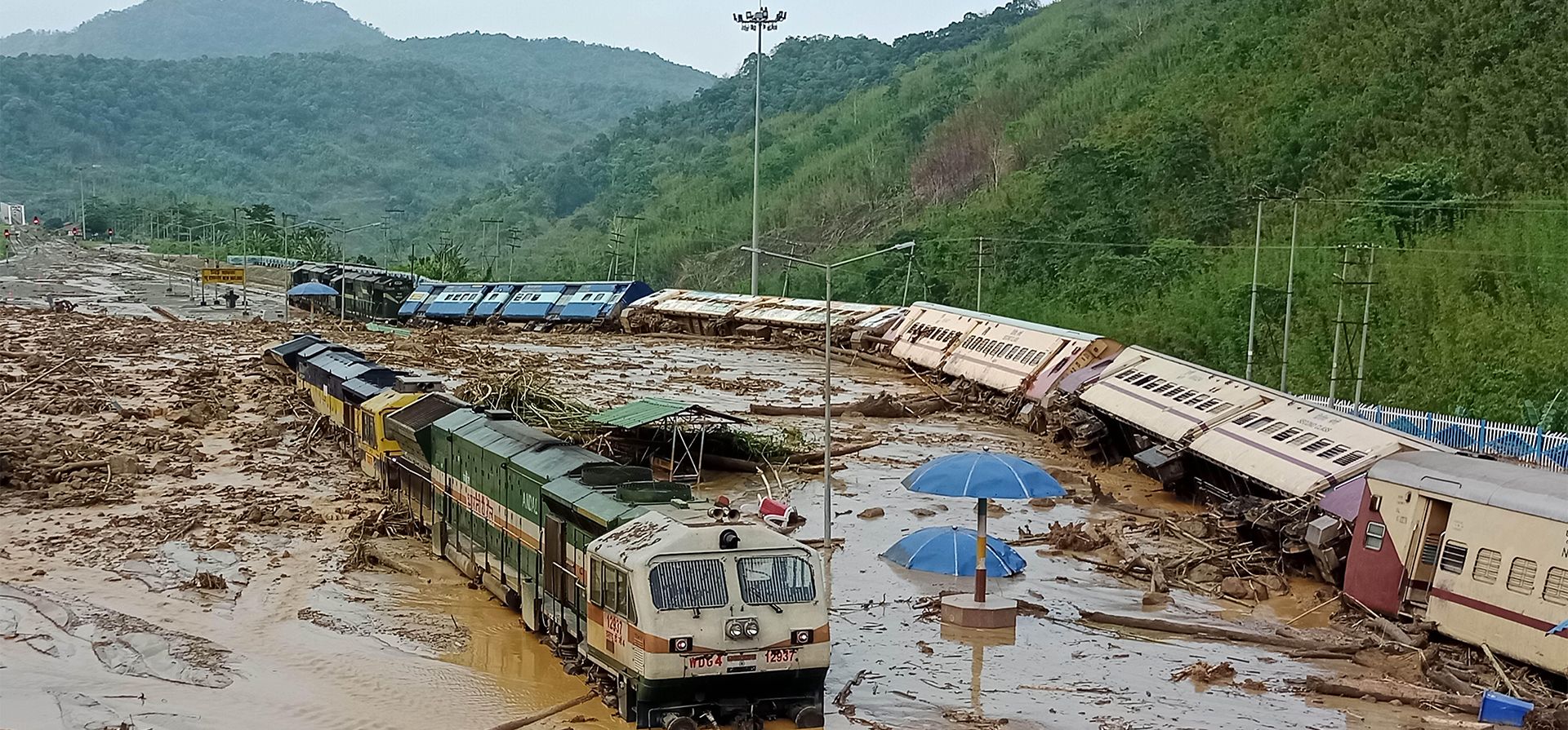 Vagones de tren derribados luego de deslizamientos de tierra provocados por fuertes lluvias en la estación de tren New Haflong en la ruta Lumding-Silchar en el distrito de Dima Hasao, en el estado nororiental de Assam, India, el martes 17 de mayo de 2022.