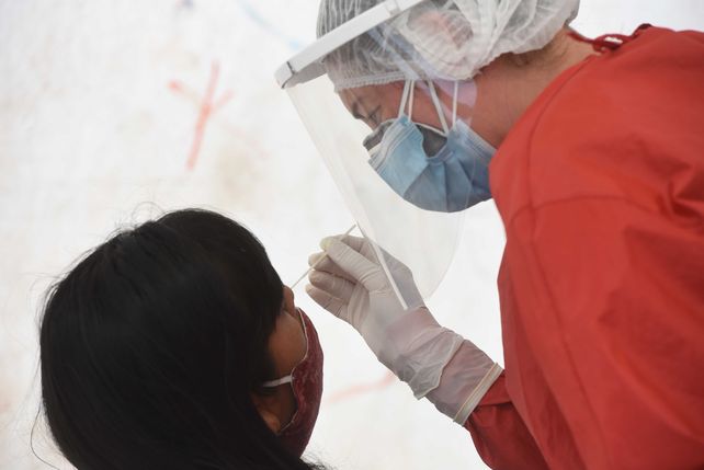 Las autoridades sanitarias piden que ante el primer síntoma de Covid se vayan a testear.&nbsp;