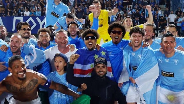 Mateo Tanlongo en los festejos tras el título en Chipre y con la bandera de Argentina.