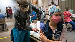 Alaska sorteará casi 50 mil dólares semanales entre las personas recién vacunadas