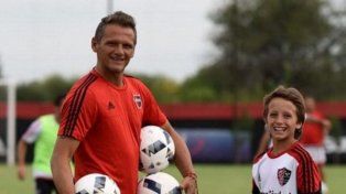 Sebastián Cejas junto a su hijo Joaquín. Hay que tener un grado de inconciencia para dirigir a Newells, dijo Terremoto.