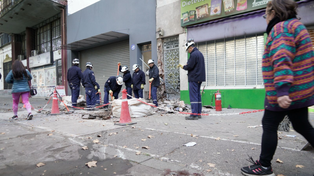 Una cuadrilla de Litoral Gas trabaja en el lugar donde un auto chocó contra una pared, en San Martín al 2900. El conductor falleció