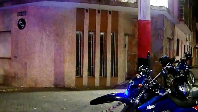 Este miércoles por noche fue atacada a balazos por séptima vez la oficina del Servicio Penitenciario de Rosario. (Foto: captura de video)