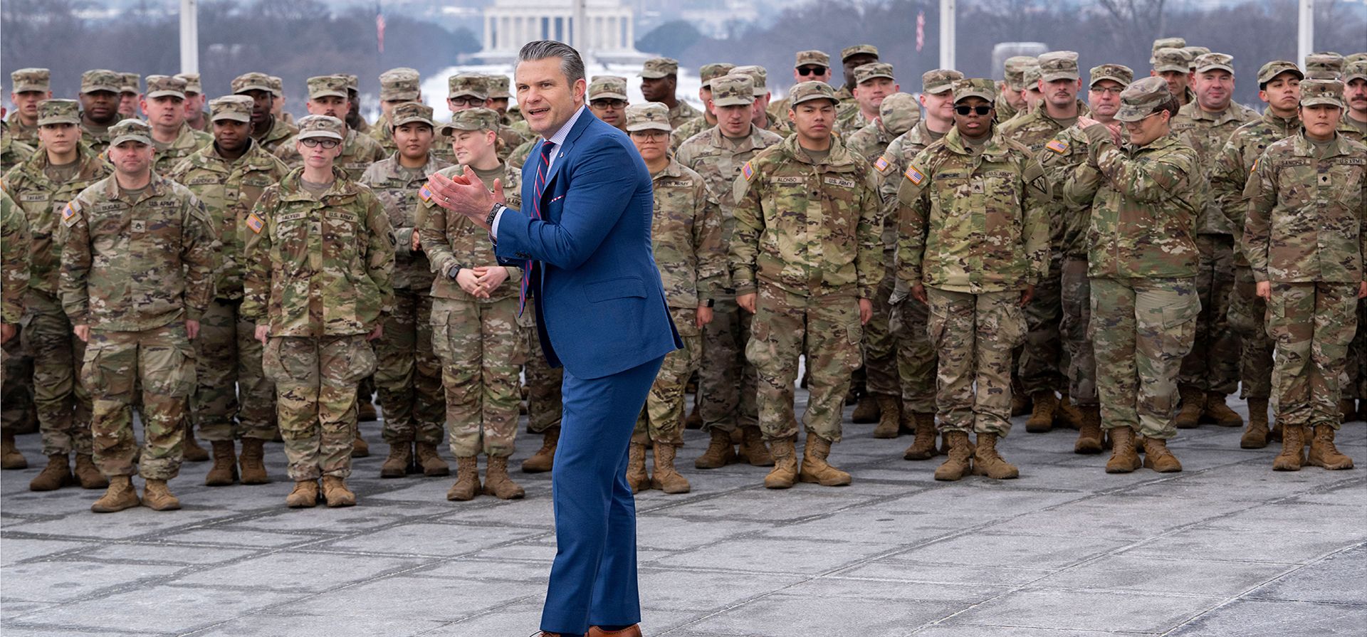 El secretario de Defensa, Pete Hegseth, toma el juramento de alistamiento a un grupo de soldados de la Guardia Nacional, al pie del Monumento a Washington, el viernes 6 de febrero de 2026 en Washington. (Foto AP/Kevin Wolf) El secretario de Defensa, Pete Hegseth, toma el juramento de alistamiento a un grupo de soldados de la Guardia Nacional, al pie del Monumento a Washington, el viernes 6 de febrero de 2026 en Washington. (Foto AP/Kevin Wolf)