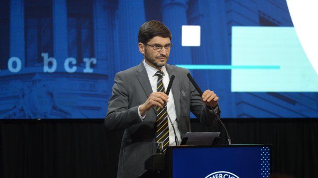 El gobernador Maximiliano Pullaro armó un esquema para financiar obra pública con el mercado