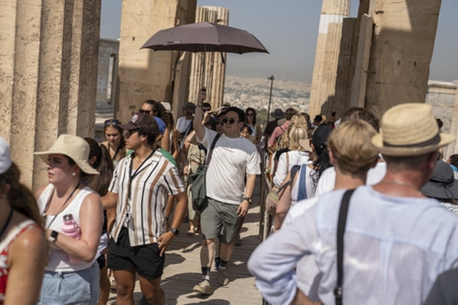 Imparables, los turistas no se detienen pese al calor extremo de Atenas y suben al Partenón.