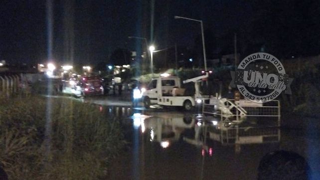 Una camioneta con una familia a bordo cayó en un pozo, en calle Rondeau