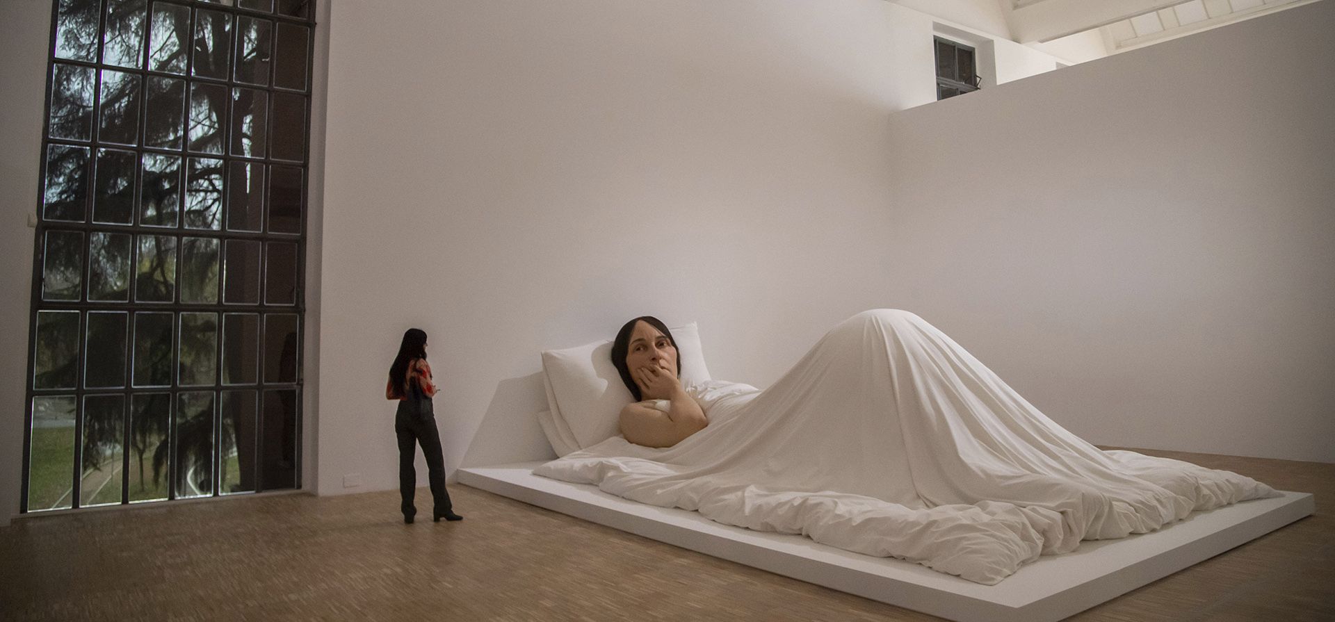 Un visitante mira una escultura durante la presentación para la prensa de la exposición de Ron Mueck en el Museo Trienal, en Milán, norte de Italia, el lunes 4 de diciembre de 2023. (Claudio Furlan/LaPresse vía AP) Un visitante mira una escultura durante la presentación para la prensa de la exposición de Ron Mueck en el Museo Trienal, en Milán, norte de Italia, el lunes 4 de diciembre de 2023. (Claudio Furlan/LaPresse vía AP)