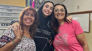 Nicki Nicole se fotografió con Gabriela Gónzalez y Mónica Gratarola, de la escuela Pestalozzi.