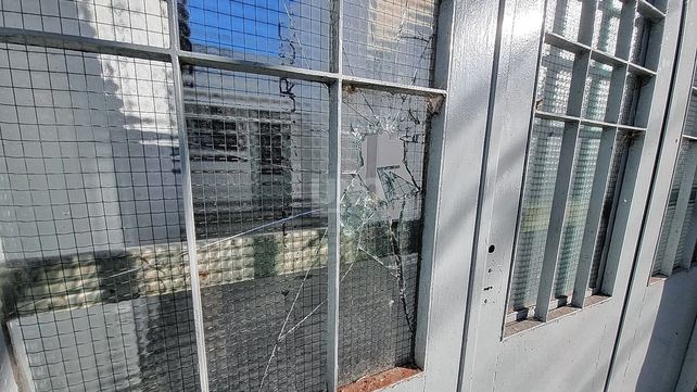 Los vecinos escucharon el estruendo cuando los delincuentes rompieron un vidrio y llamaron a la policía